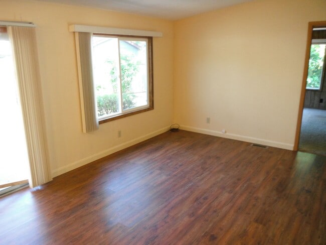 Building Photo - 710 Siano Loop