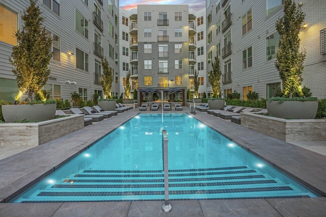 Building Photo - Hanover Everett