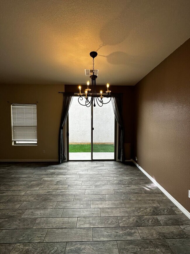 Building Photo - 4 BEDROOM HOME IN RAY RANCH