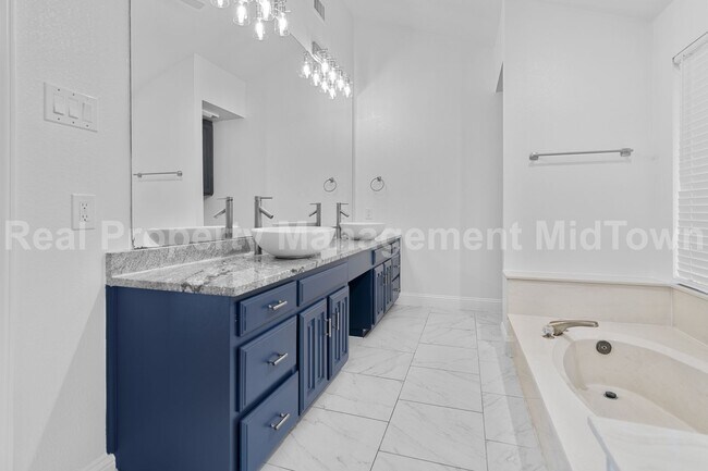 Building Photo - Charming Home Centrally Located in the DFW