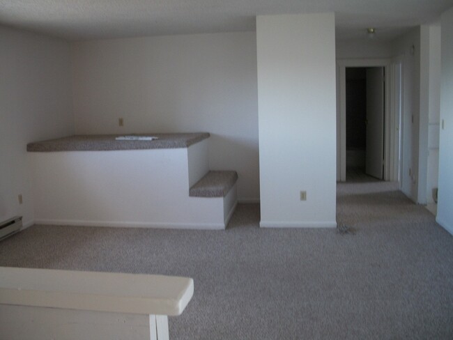 Building Photo - 2 Bedroom 1 Bath Duplex - NEW LOW PRICE