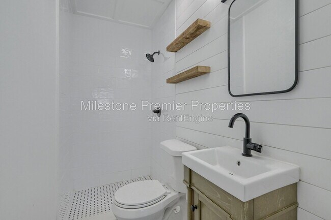 Building Photo - 204 N Holly Ave