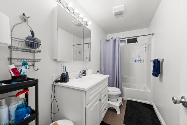 Building Photo - 2 kitchens + no back house!