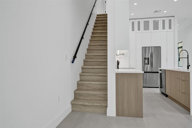 Building Photo - 606 SW 7th Ave