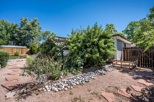 Building Photo - 2140 Robin Dr