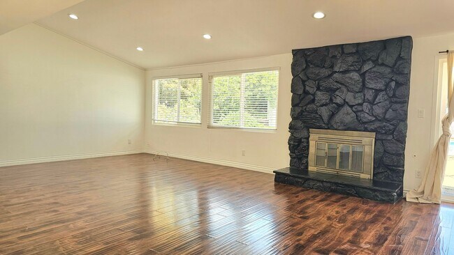 Building Photo - Mid Century Modern - 4 Bedroom Carlton Terrace Pool Home