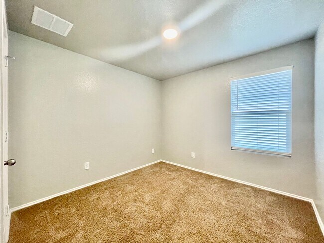 Building Photo - 4 Bedroom home in Cottonwood Creek w/ Fenced backyard