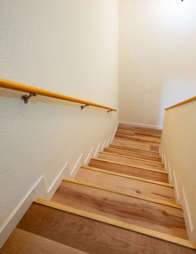 Building Photo - Available Now this Lovely One Bedroom Condo