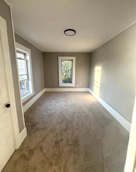 Building Photo - 57 Meadow St