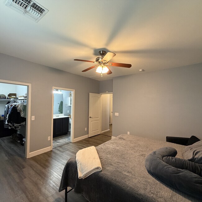 Building Photo - 726-PM26-726 S Harry P Stagg Dr