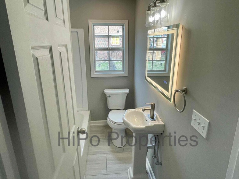 Building Photo - 1747 Center Way S