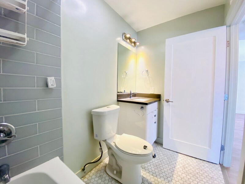 Building Photo - 1535 N Kenmore Ave