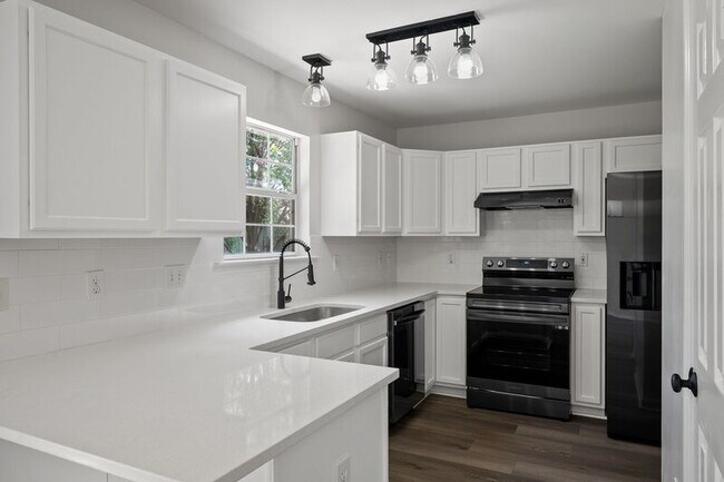 Building Photo - 142 Bremerton Dr SW