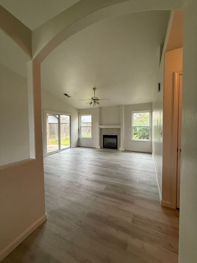 Building Photo - Beautiful 4 bedroom 2 bath home