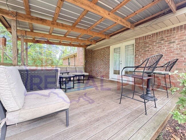 Building Photo - Beautiful Home with Large Backyard