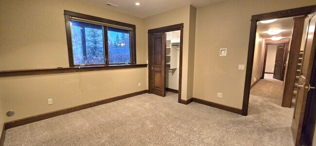 Building Photo - Close to Golf, Skiing, Swimming, Hiking....
