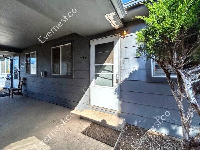 Building Photo - 954 W Moreno Ave