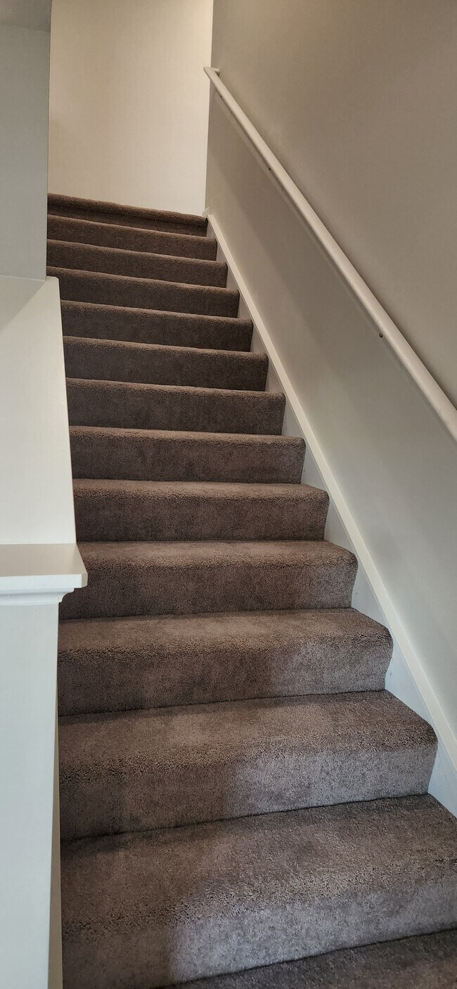 Building Photo - 439 Regina Dr