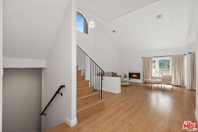 Building Photo - 622 Palisades Dr