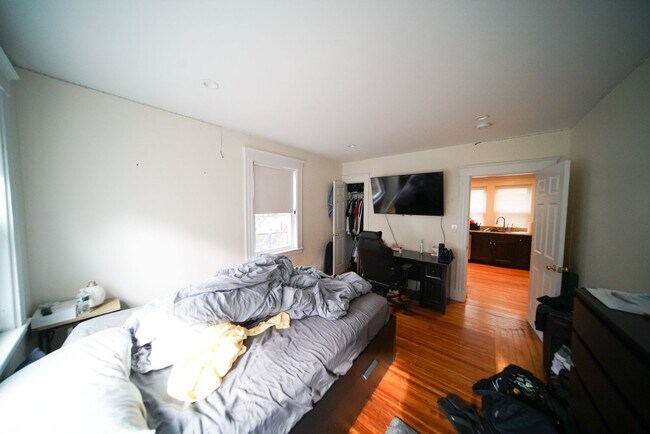 Building Photo - 5-bed, 2.5 bath Allston Apt Near the T!