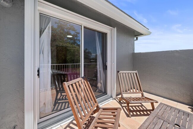 Building Photo - 1527 S Club Dr