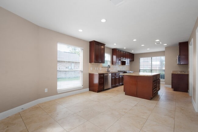 Building Photo - 2103 Paintbrush Ave