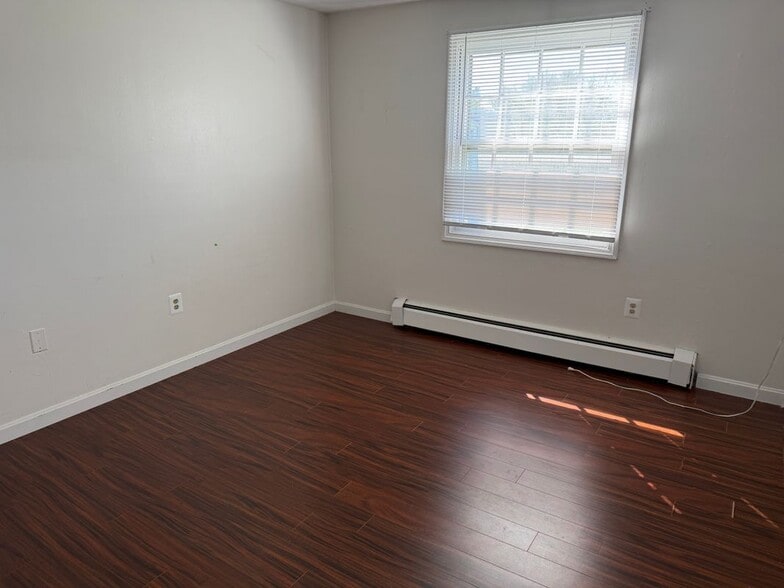 Building Photo - 1162 Middle Turnpike W