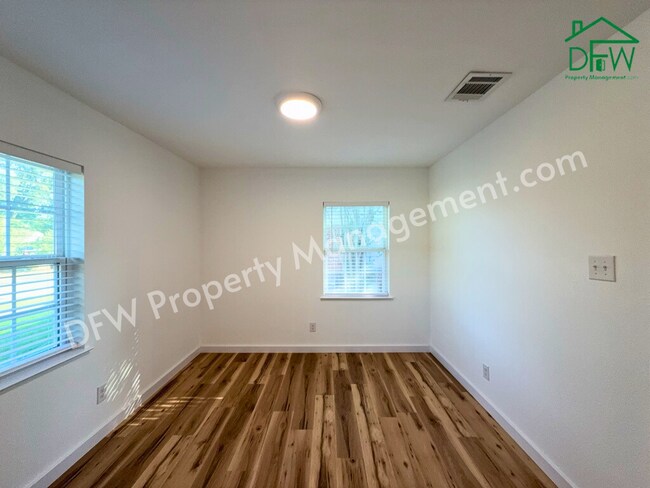 Building Photo - Fully Renovated 2-Bedroom Home Near UTA & AT&T Stadium – Modern Upgrades + Spacious Yard!