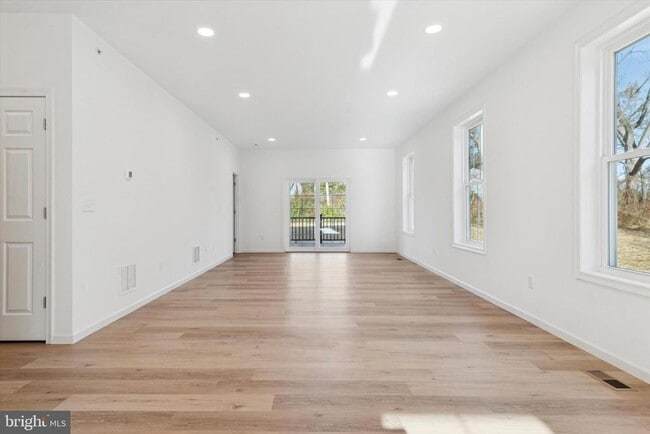 Building Photo - 122 Silversmith Rd