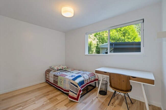Building Photo - Great modern home located on Mercer Island