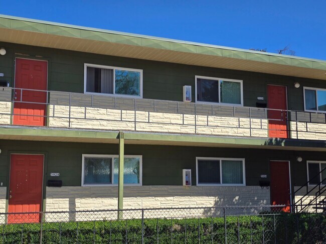Building Photo - *!*!* Rent Ready Upstairs Pet Friendly 3 B...