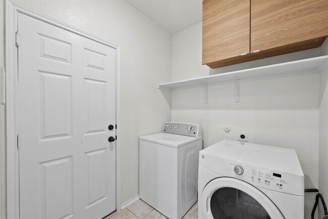Building Photo - 544 Ayinger Ln