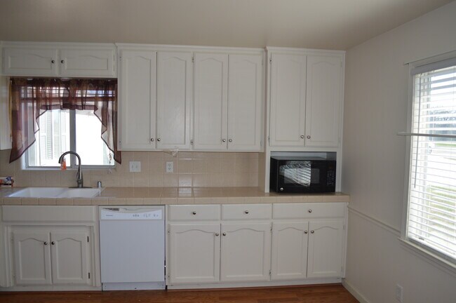 Building Photo - 15290 Sunset Dr