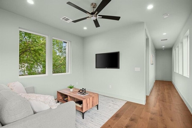 Building Photo - Stunning South Austin Oasis