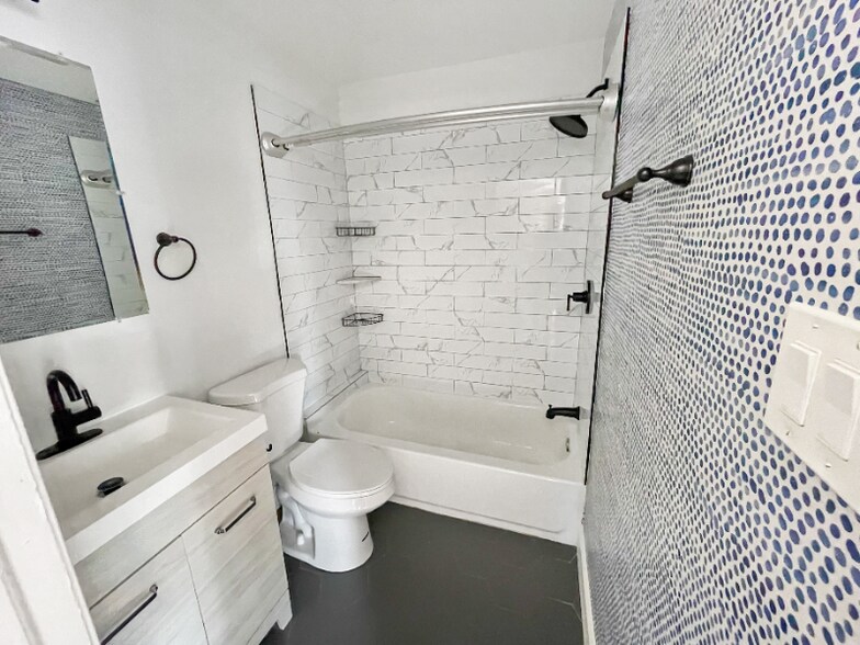 Primary Photo - 5145 Pine St