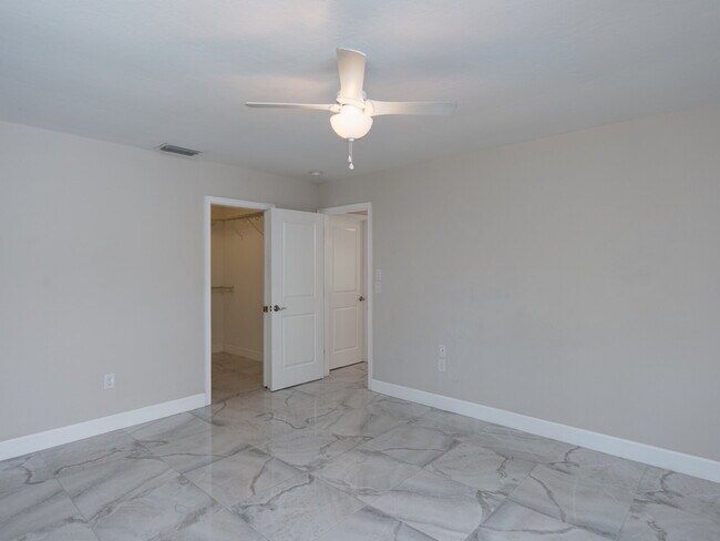 Building Photo - 153 Hourglass Dr