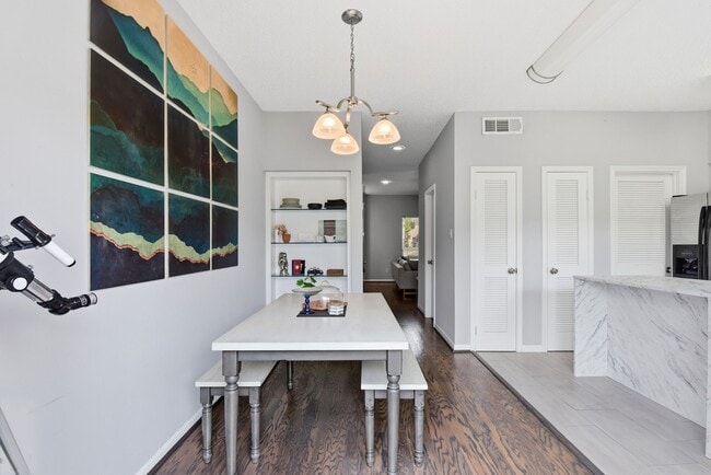 Building Photo - 1011 Fountain View Dr