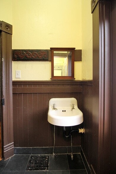 Building Photo - 5112 SE Hawthorne Blvd