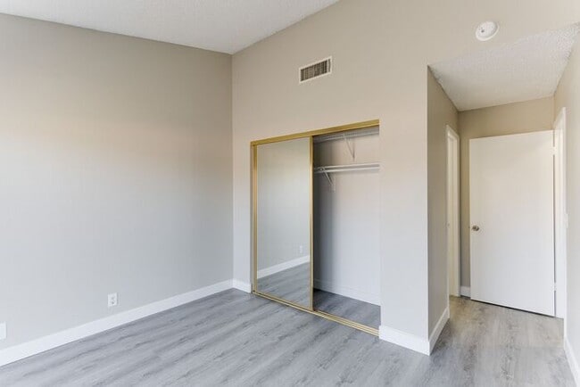 Building Photo - Charming Upstairs Condo with Dual Balconies & Spacious Layout!