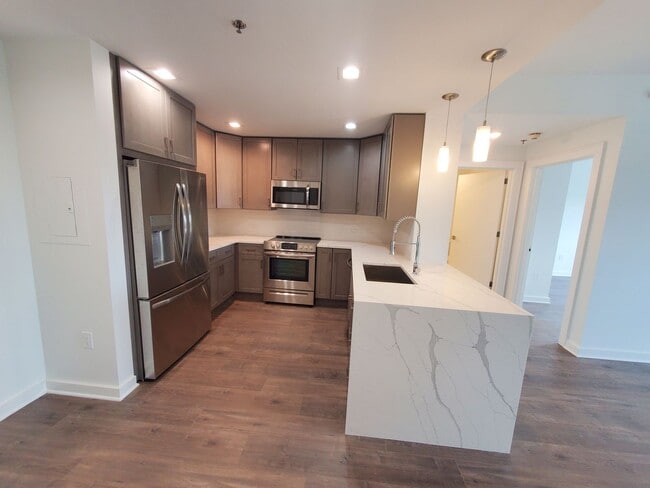 Building Photo - Renovated, centrally located and with lots of amenities (& great views) describes this 11th fl, 2...