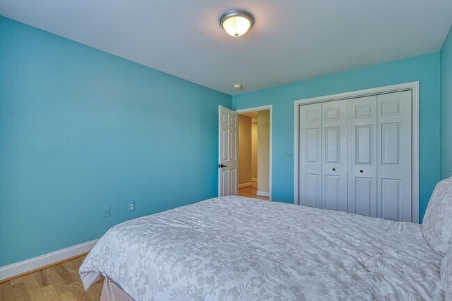 Building Photo - 210 Rivermill Ct