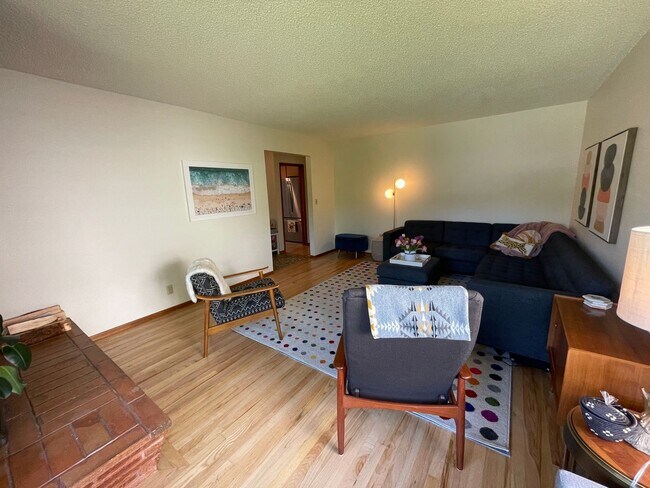 Building Photo - Stunning Eastmoreland Mid-Century Modern w/ Private Yard, A/C