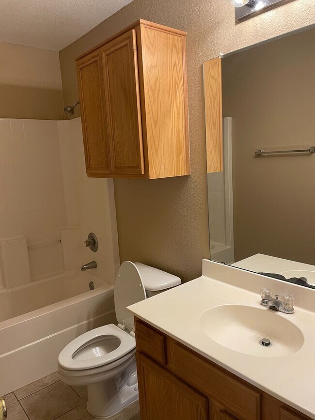 Building Photo - 991 Sierra Vista Ct