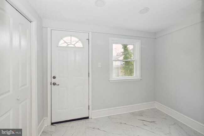 Building Photo - 3406 Stockton St