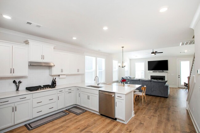 Building Photo - 170 Portico Pl