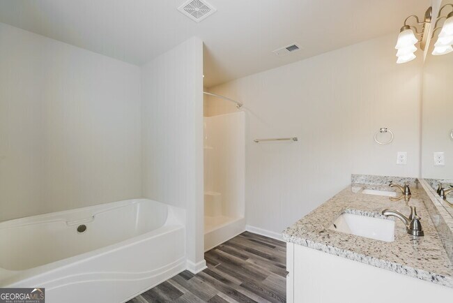 Building Photo - 444 Clematis Court