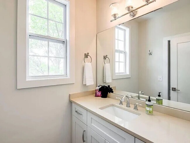 Building Photo - Furnished 6BR House in the Heart of Nashville