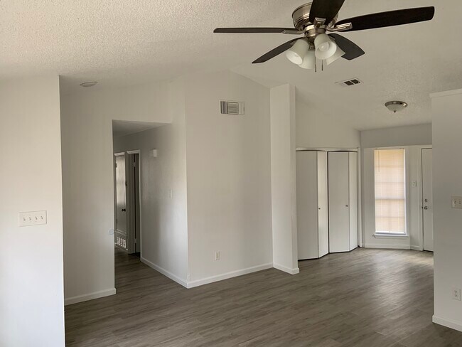 Building Photo - Grasslands