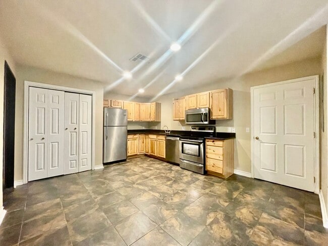 Building Photo - Walk to campus! Walk downtown! Fenced yard! Flat Rate Utilities!