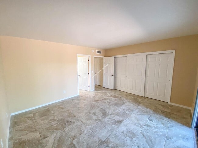 Building Photo - "Charming 2-Bed, 2-Bath Townhouse with Cozy Fireplace in Tucson's Scenic Sunrise Territory neighb...